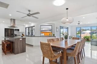 4 bedroom with large water frontage and pool, reverse air conditioning - Maroochydore - 4