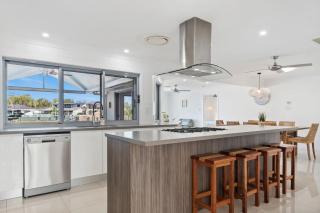 4 bedroom with large water frontage and pool, reverse air conditioning - Maroochydore - 3