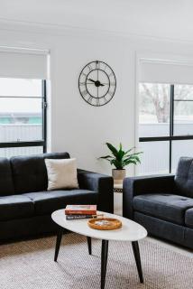 'Logan House' A Modern Country-style Retreat - Mudgee - 4