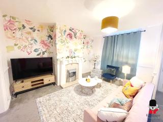 KozyGuru / 2 BR 4Bed / Blossom Garden / Next to Big Retail Park and Train station / Worsley Manchester / 16 mins to City Centre / UMWO187 - Worsley - 0