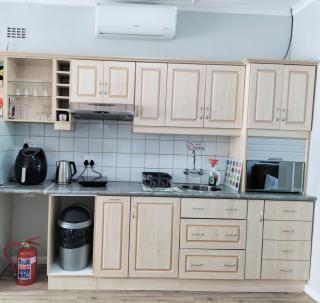Caesar's Self-catering Open Plan Suite - Somerset West - 3