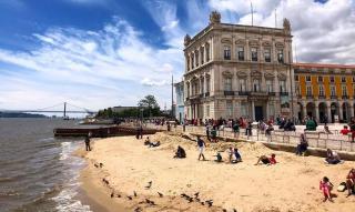 Chic Urban Retreat at Downtown with Balcony & Views - Lisbon - 6