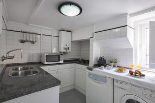 Chic Urban Retreat at Downtown with Balcony & Views - Lisbon - 5