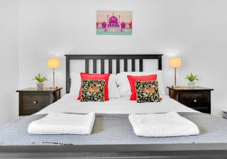 Golden Sunset House with free parking by My Getaways - 4