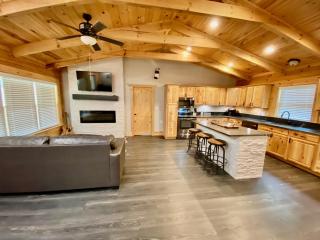 Cabin at Chitt's Creek - Emory - 6