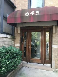 Wrigleyville Home away from Home! 5 mins from downtown! steps from Lake!! Cozy! - 6