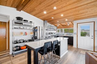 Pacific Oasis - Rockaway Beach - 4