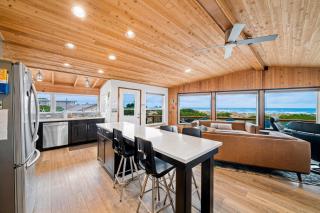 Pacific Oasis - Rockaway Beach - 0