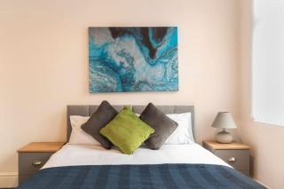 3-bedroom Home in Liverpool L15 with FREE Parking - 2