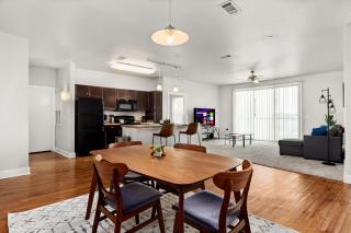 The Selena: Riverwalk Loft - 6