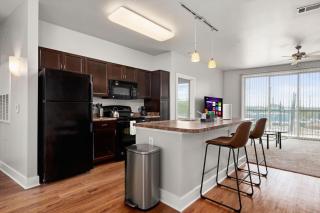 The Selena: Riverwalk Loft - 9