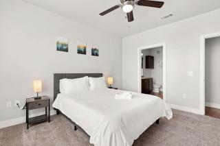 The Selena: Riverwalk Loft - 4