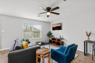 Modern, family friendly home w garage, huge yard! - 8