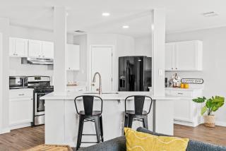 Modern, family friendly home w garage, huge yard! - 2