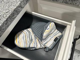 Cozy Getaway with King bed & 70inTV - 8