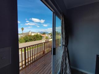 Lovely 2 bedroom condo with balcony and a view! - Cape Town - 1