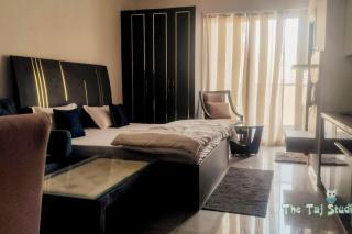 Luxurious Stay & Couple Friendly - Noida - 5