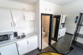 STAY SA Cosy equipped studios available 10 mins from the city! Free WIFI &50" SMART TV's! - Birmingham - 8