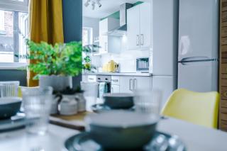 NEW! Stylish 2-bed home, in Chester by 53 Degrees Property, Ideal for Long Stays, Great location - Sleeps 6 - 1