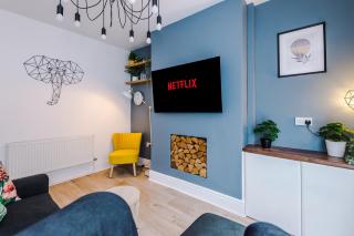 NEW! Stylish 2-bed home, in Chester by 53 Degrees Property, Ideal for Long Stays, Great location - Sleeps 6 - 7