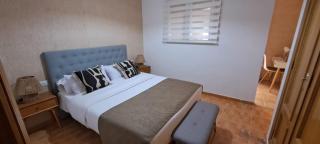 Edificio Amarillo en el Barrio - 7