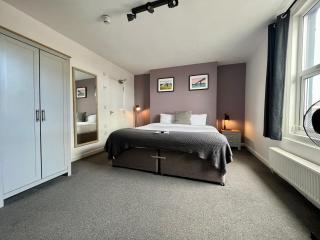 Starboard Stays - Southampton - 2