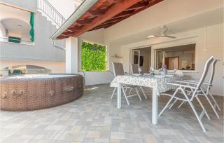 4 Bedroom Amazing Home In Grebastica - Grebaštica - 8