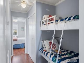 Breezy Does It - Take it "br-eezy" while you stay in the heart of Carolina Beach, One minute walk to the beach! condo - Carolina Beach - 4