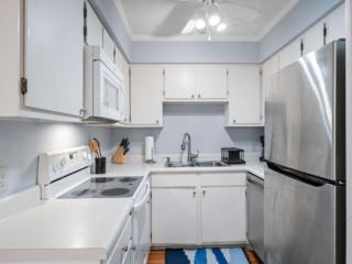 Breezy Does It - Take it "br-eezy" while you stay in the heart of Carolina Beach, One minute walk to the beach! condo - Carolina Beach - 6
