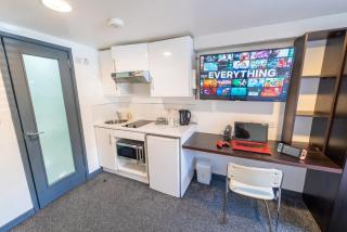 STAY SA Equipped Studios 10 mins from City centre and next to UOB! - 3