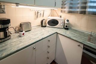 BumbleBee Apartment with AC - 4