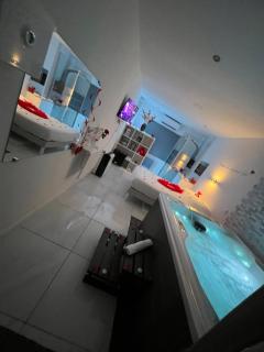 Love room avec spa privatif - Le Rove - 0