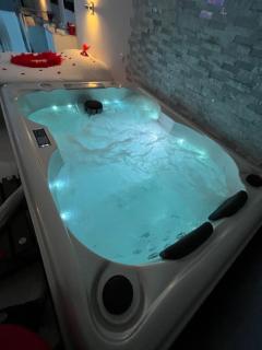 Love room avec spa privatif - Le Rove - 1
