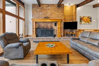 3 Level Ski Chalet 7BR w Deck, Sauna & Ping-Pong! - 7