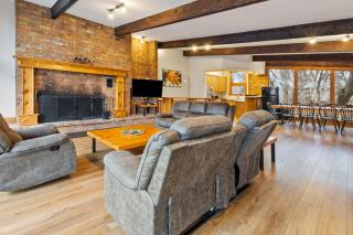 3 Level Ski Chalet 7BR w Deck, Sauna & Ping-Pong! - 9