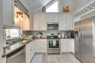 Private Dock and Canal View Home in Jamaica Beach - 4