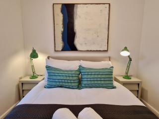 Trendy Luxury Serviced Apartment next to City Centre with Free Parking - Contractors & Relocators - 9