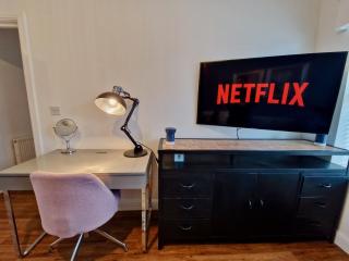 Trendy Luxury Serviced Apartment next to City Centre with Free Parking - Contractors & Relocators - 3