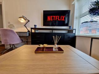 Trendy Luxury Serviced Apartment next to City Centre with Free Parking - Contractors & Relocators - 1