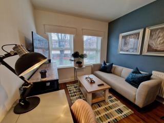 Trendy Luxury Serviced Apartment next to City Centre with Free Parking - Contractors & Relocators - 4