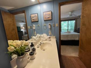 Forest view, log-sided two bedroom, two bath condo on Lake Ouachita, condo - Mount Ida - 7
