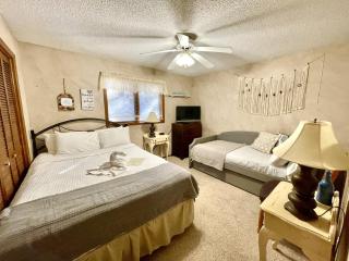 Forest view, log-sided two bedroom, two bath condo on Lake Ouachita, condo - Mount Ida - 2