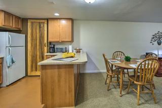 Shared Patio and Fire Pit Denver Apartment - Denver - 3