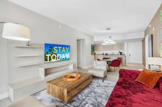 EXCLUSIVE RESORT - OCEANFRONT 2BD 2BA CONDO, HiGH FLOOR, ROOFTOP POOL AND HOT TUB, STEPS TO BEACH - Hollywood - 2