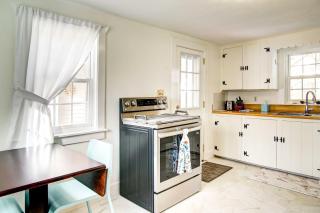 2 Mi to Beach Coastal Retreat in Hyannis! - Hyannis - 1