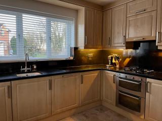 Stunning Beverley Bungalow w Fireplace, private parking, and garden - Beverley - 2