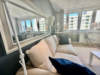 WHITE 2 metro WiFi 600 Mbs 75'TV Netflix, Disney+ HBO - Warsaw - 1