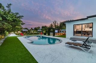 Mega Fun Villa Northwest Miami BY THE GLAMHOMES - Miami - 8
