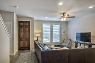 Pool Access Upscale and Modern Austin Townhome - Austin - 3