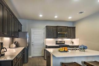 Pool Access Upscale and Modern Austin Townhome - Austin - 1